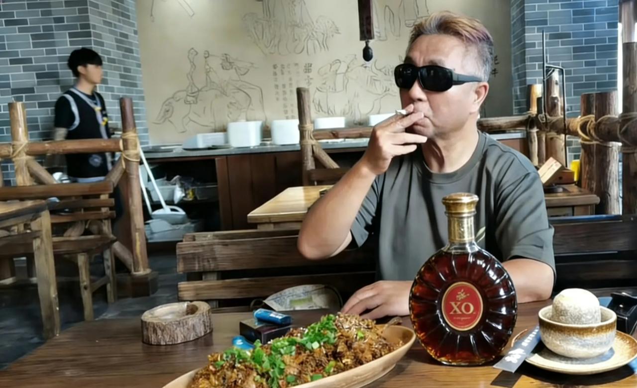 鉴于目前身体状况，加上经济条件江河日下。​不得不由原先的每天两顿饭压缩到上午1