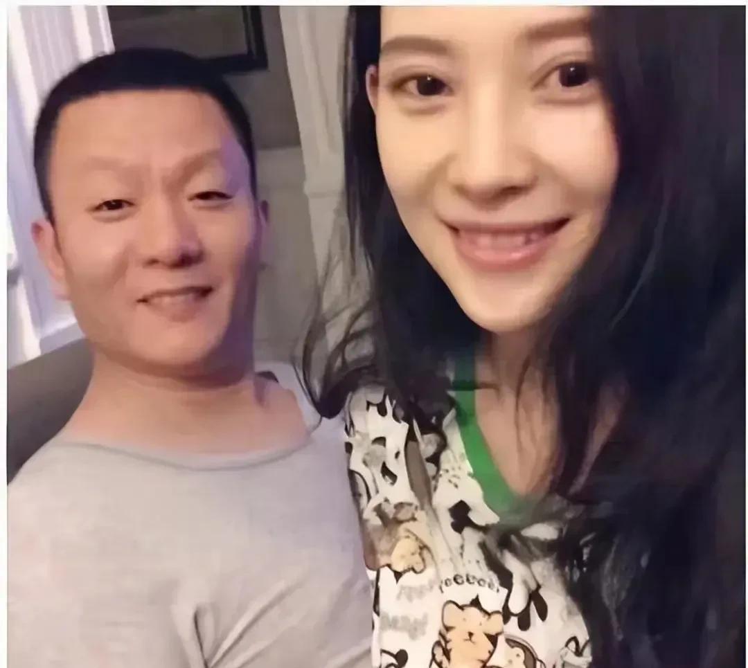 汪峰女友森林北，年轻时的牙齿真让人受不了，太难看了。现在牙齿很整齐，而且大小一