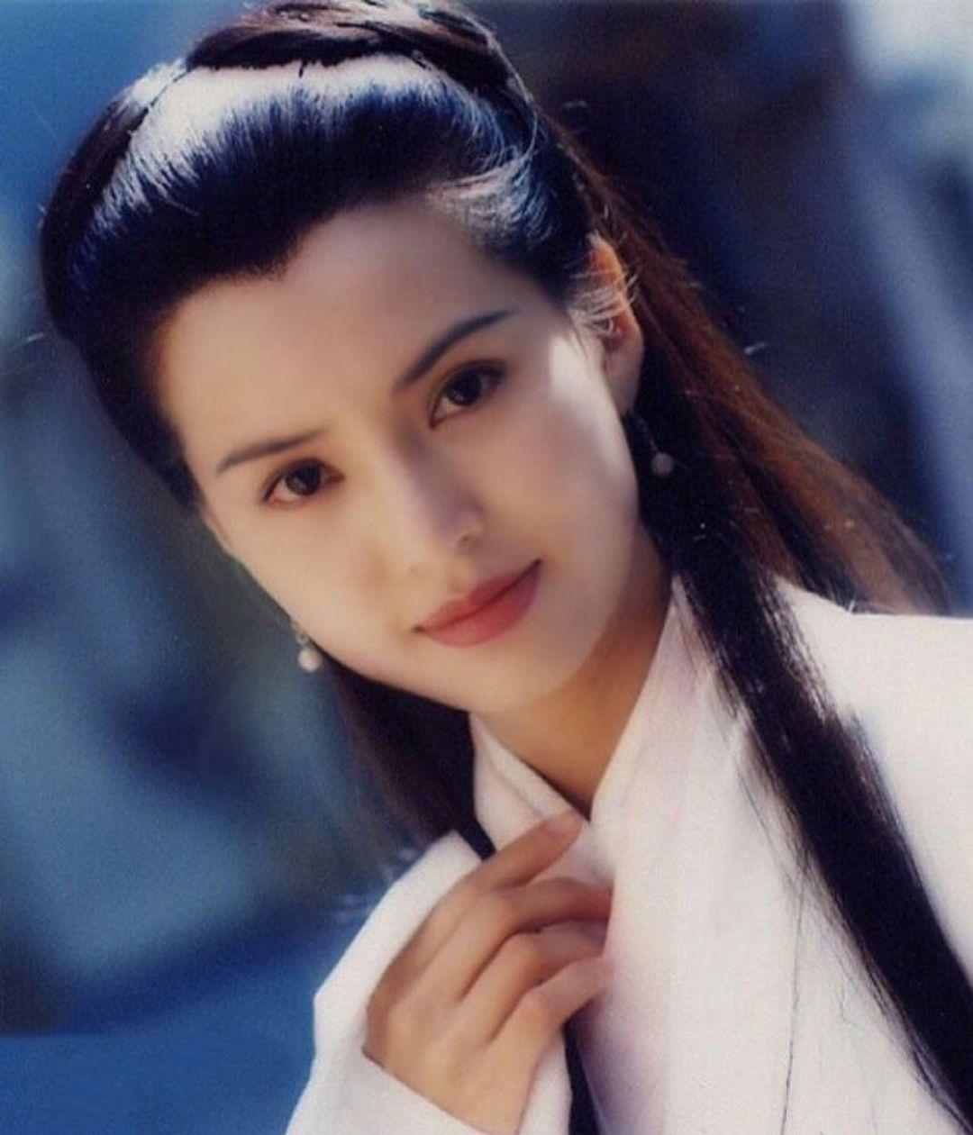 李若彤说：“当初让我去试镜小龙女这个角色，我第一个反应是说，啊？我演小龙女？怎么