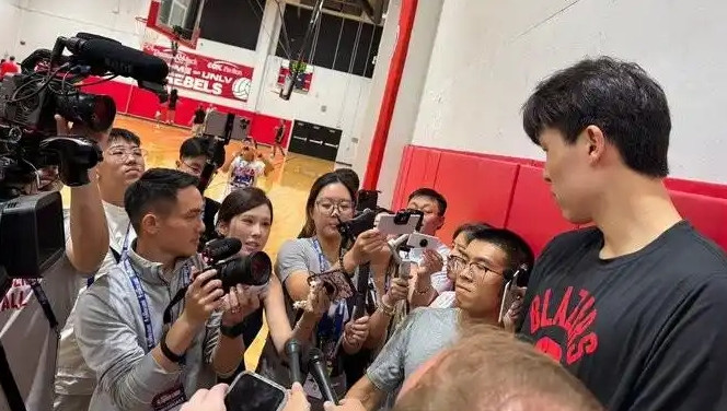 波特兰媒体：近20位中国媒体人在训练场采访杨瀚森，他吸引大量关注尽管开拓者队周