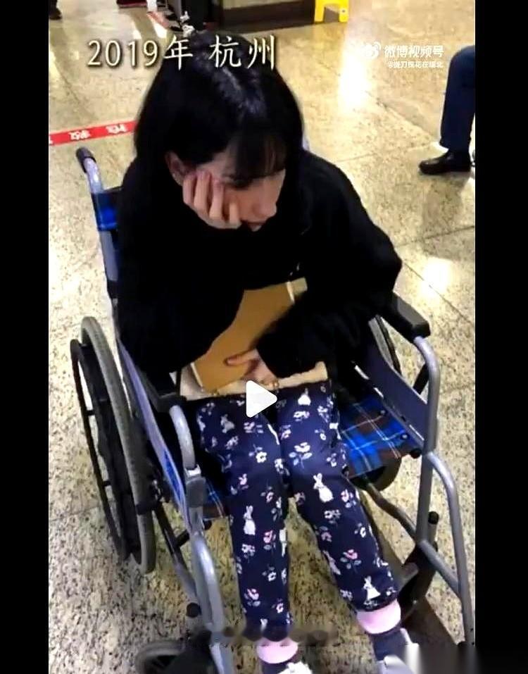 一个在华留学的澳洲姑娘，身体出了状况，医生说需要动手术。事发突然。她拿着检查单