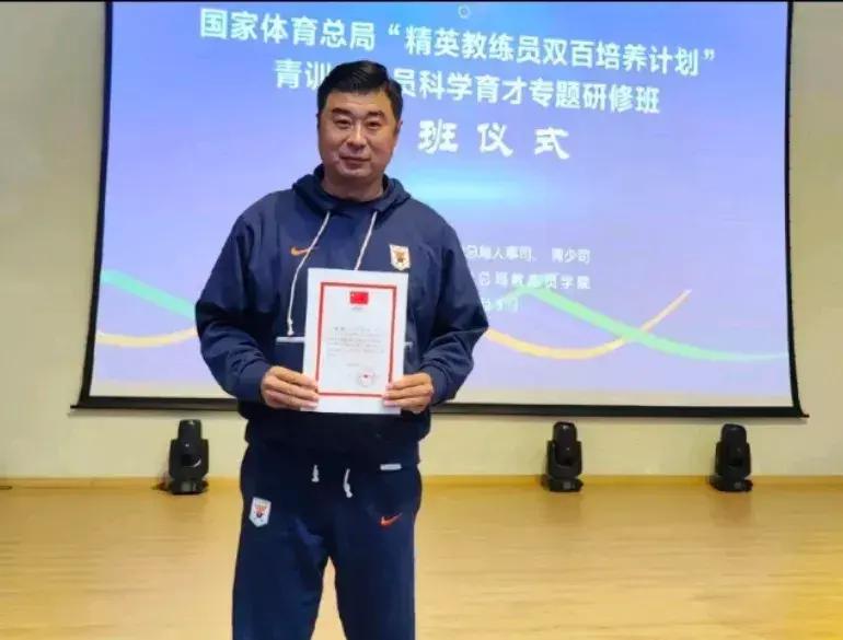 山东泰山俱乐部和山东球迷的大好消息，韩鹏通过培训，取得了执教山东泰山队的资格。俱