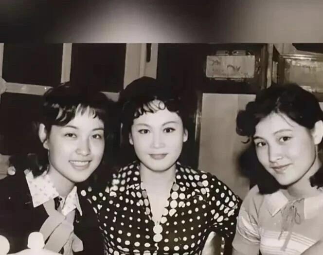 想不到颜值平平的刘晓庆年轻时候竟然比李谷一和陈冲还要漂亮，大大方方的脸，甜甜的笑