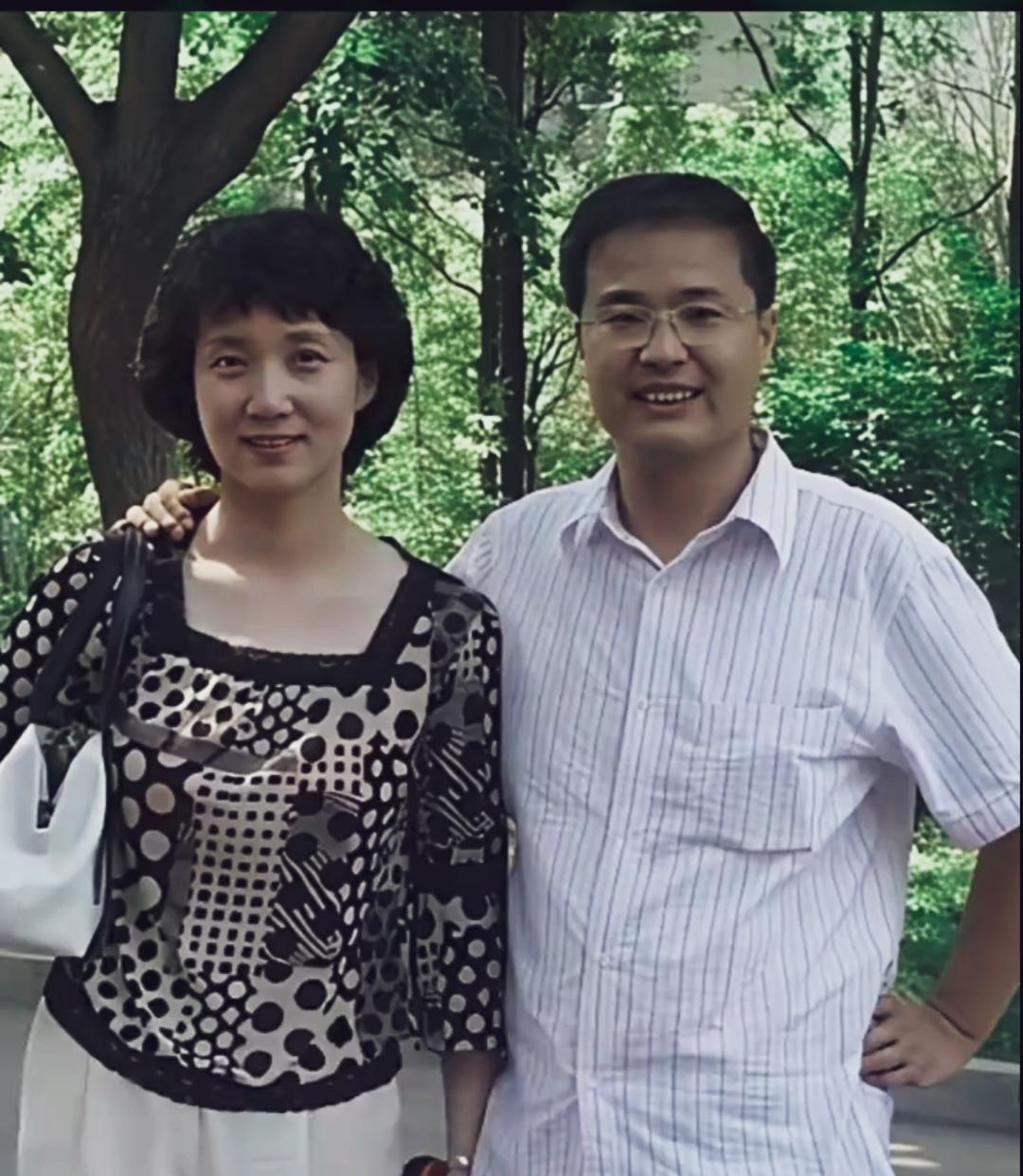 老照片中李修平素颜出镜，乌黑卷曲的短发造型，简单朴素穿搭更显知性之美。身边男士风