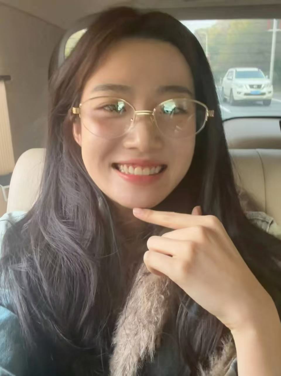 卢昱晓穿了破洞裤狂掉San卢昱晓穿了破洞裤狂掉San，哈哈啊哈