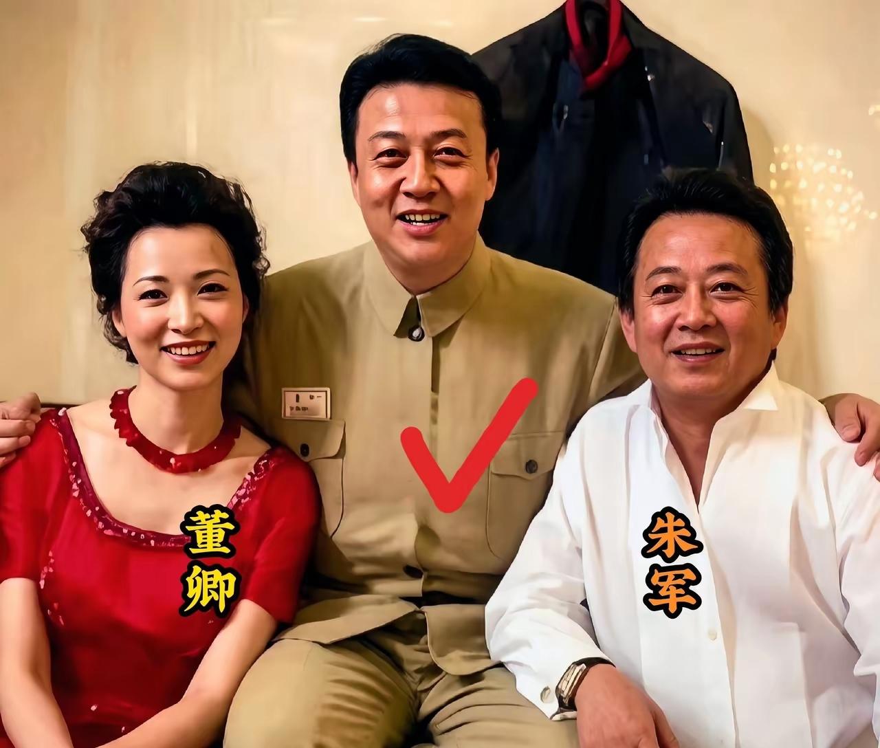 这是前央视主持人朱军和董卿，中间这位神秘男士是歌唱家吕继红，早年三人的真实合影。