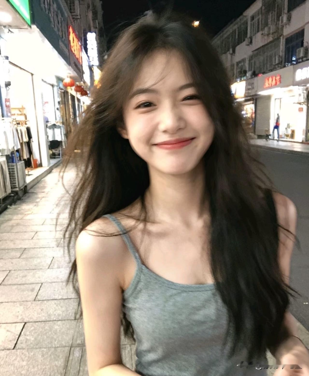 甜妹的笑容有多治愈我贪恋的人间烟花不偏不倚，恰好是你揣着一口袋的开心💖，满载而