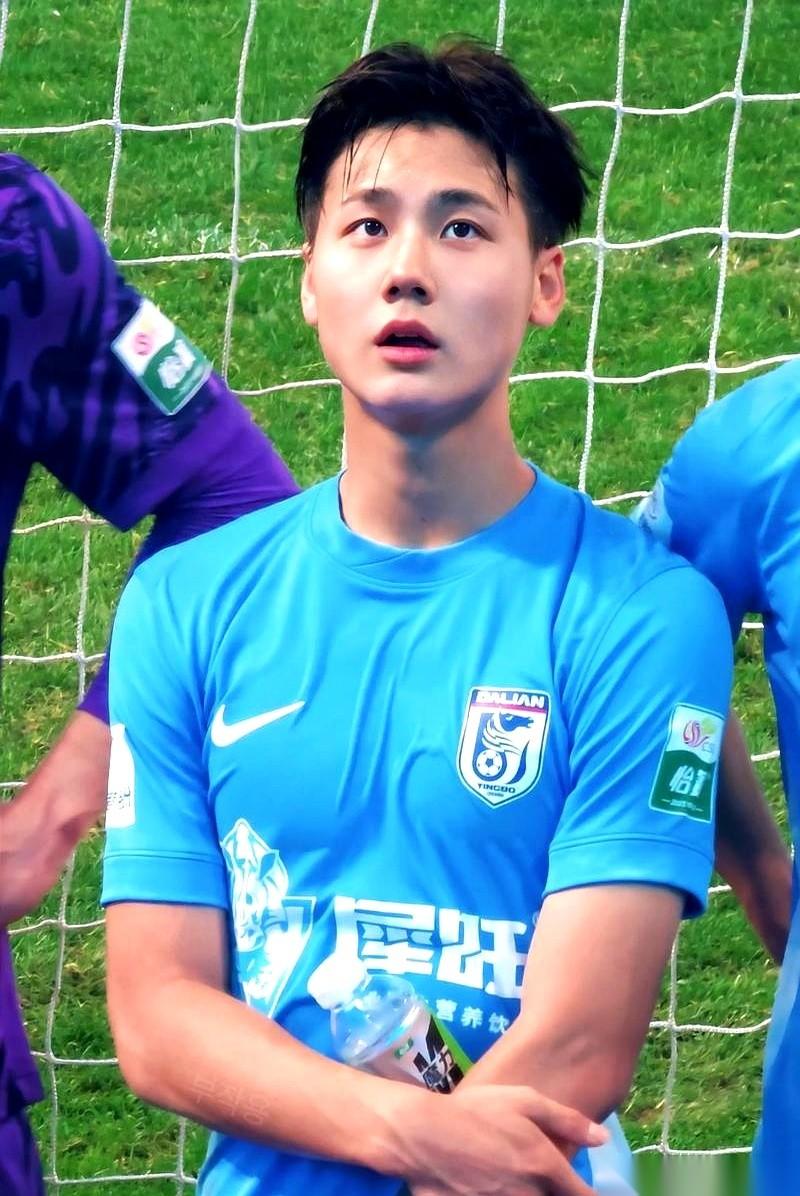 国足左后卫这个位置，终于要变天了。一个叫毛伟杰的小子，被人从中场硬拽到后卫线上