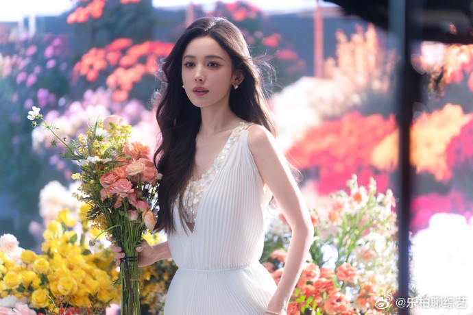 娜扎捧花神图娜扎捧花神图真的是美到了我的心巴上了呀，春日的头像上新！仿佛就是我