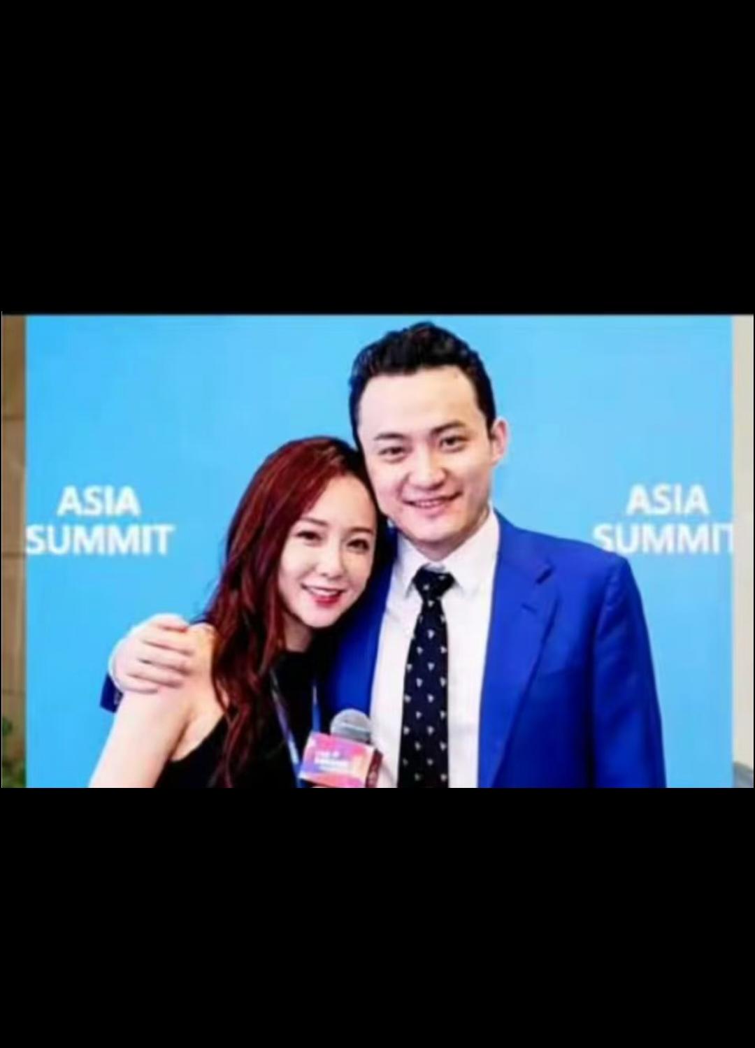 孙割前女友也挺漂亮的，据说两个人在一起时孙割还是一穷二白的，人家都倒贴给他花钱！