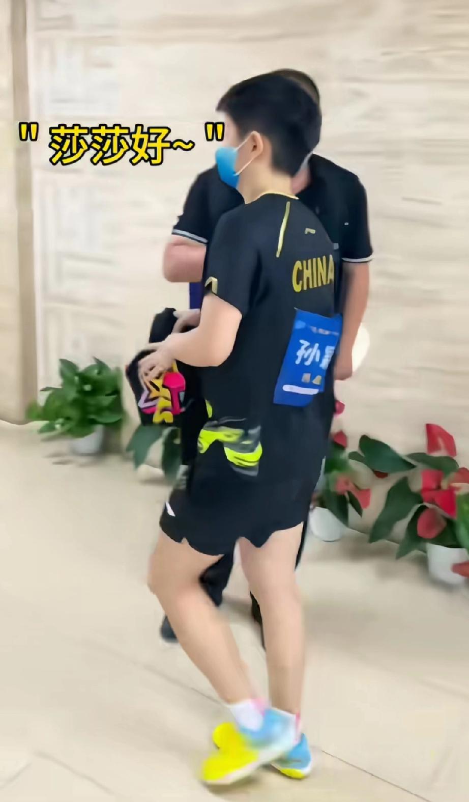 后台莎莎戴着口罩疾步如飞，目光如炬，直视前方，突然一句“莎莎好！”走过去的莎莎又