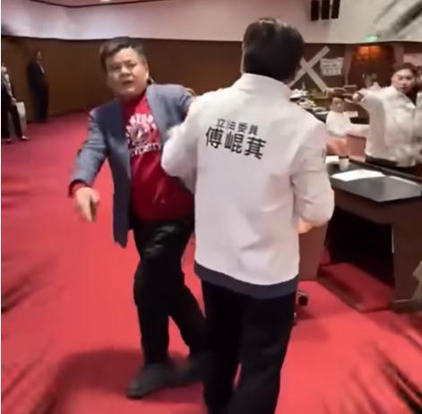 庄瑞雄向傅昆萁动粗吴宗宪一个箭步冲过来民进党立委庄瑞雄一向嚣张，曾经对立