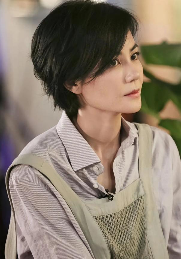 谢霆锋和王菲在一起了，张柏芝粉丝炸锅。嘴上说着爱，心里却藏着刀。粉丝互撕，伤