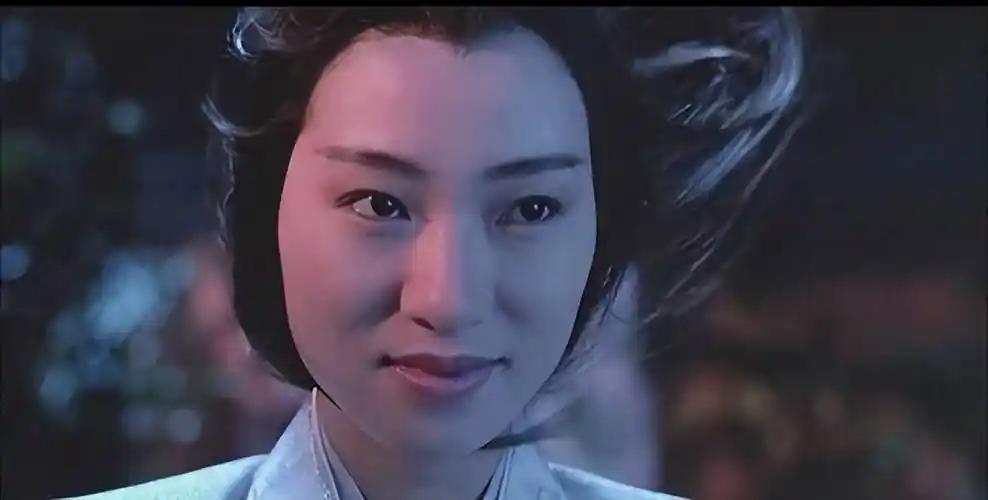 香港娱乐圈有个著名的鬼后，她就是王小凤。在港片里演过很多不伦不鬼的角色，在迷
