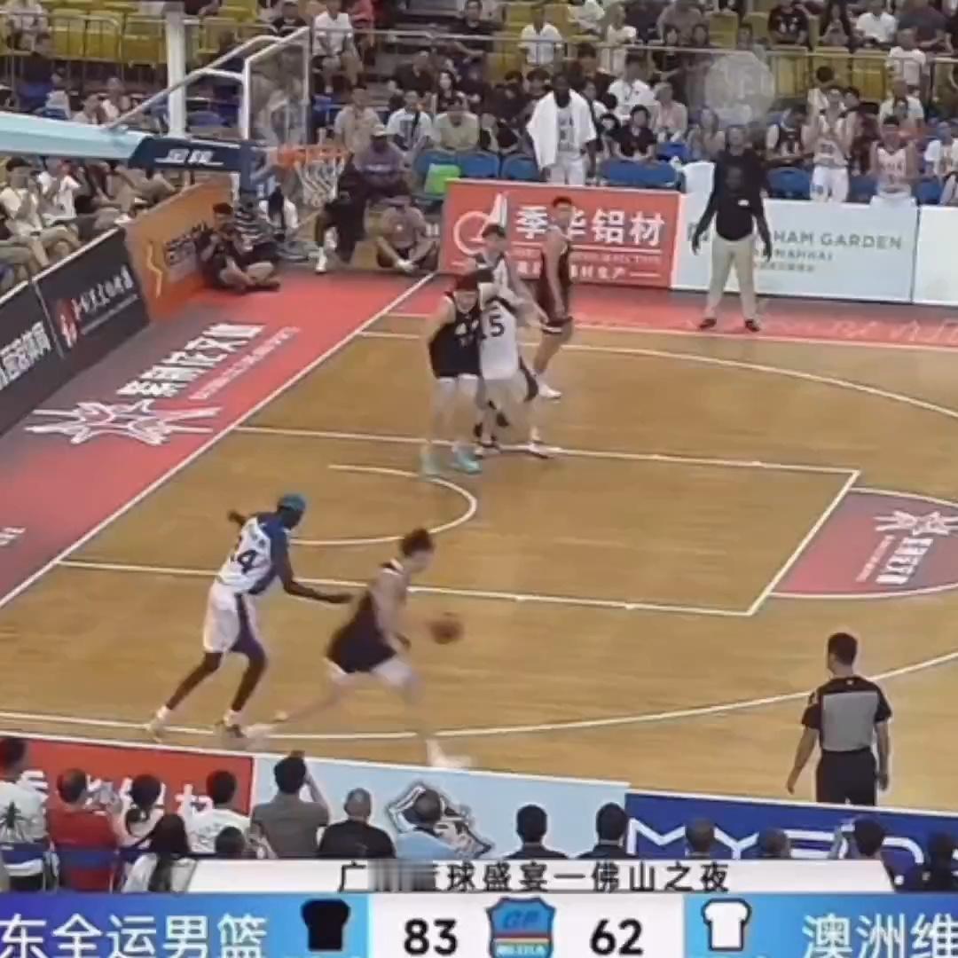 张昊势大力沉隔扣对方球员。广东全运男篮​​​