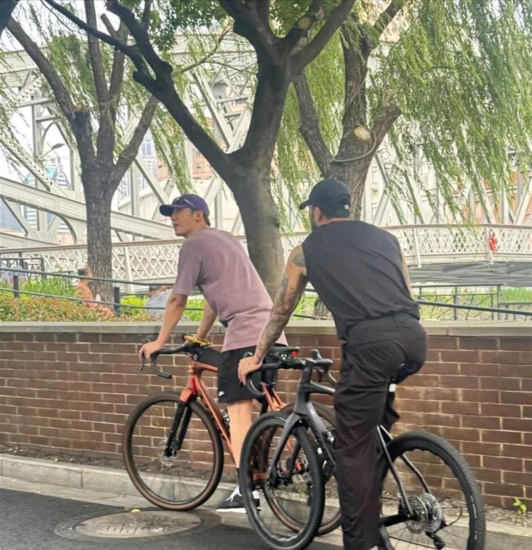 34岁黄景瑜和朋友在上海街头骑自行车被偶遇，真人比电视里还帅气