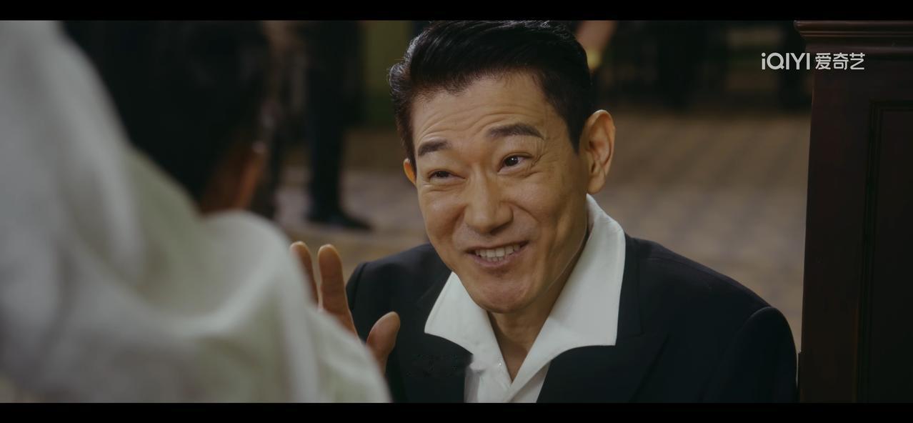 《风与潮》当一脸横肉的泽荣作皮笑肉不笑蹲在妹妹面前问这些话时，和何贤一样，所有人