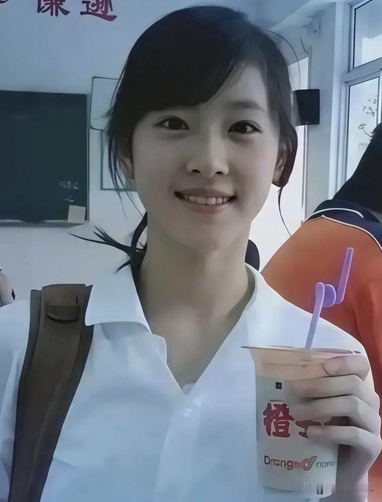 翻看章泽天那张手捧奶茶的旧照，很难不被她当年清澈的笑容打动17岁的章泽天，曾