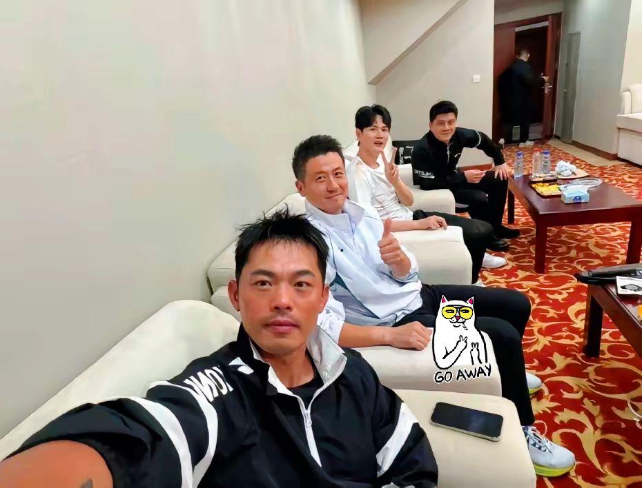 林丹，引发热议!10月2日晚，林丹在社交平台发文，晒出一张四人合影，问道：“我