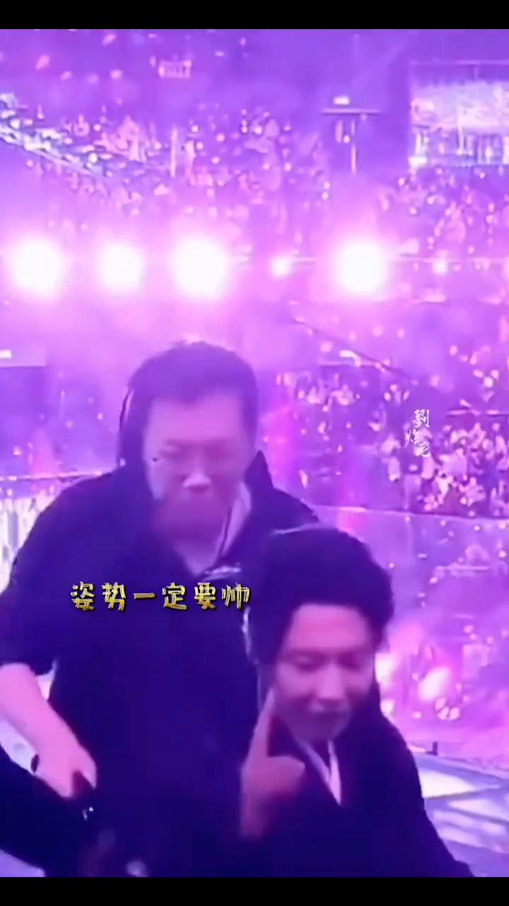 刘宇宁跨年晚会台上台下飙车全过程。这是昨晚跨年晚会带伤上阵的宁哥。这是表演结束