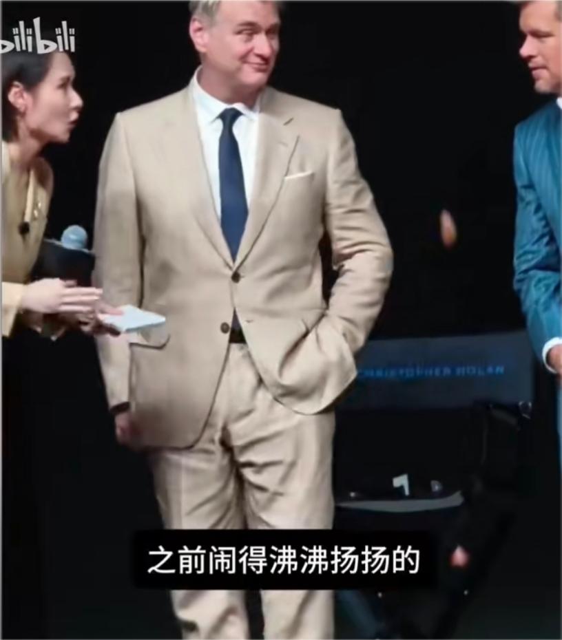【“陈璇蹲”指责民众就是与民意为敌】这两天主持人陈璇在电影首映式的表现，引起