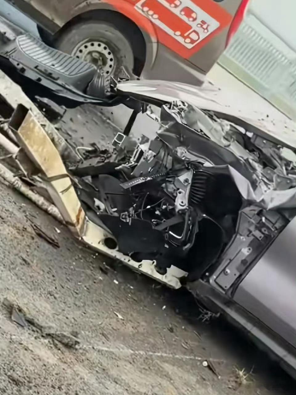 武汉小米SU7失控撞护栏后车轴断裂又又又上热搜了？​​​