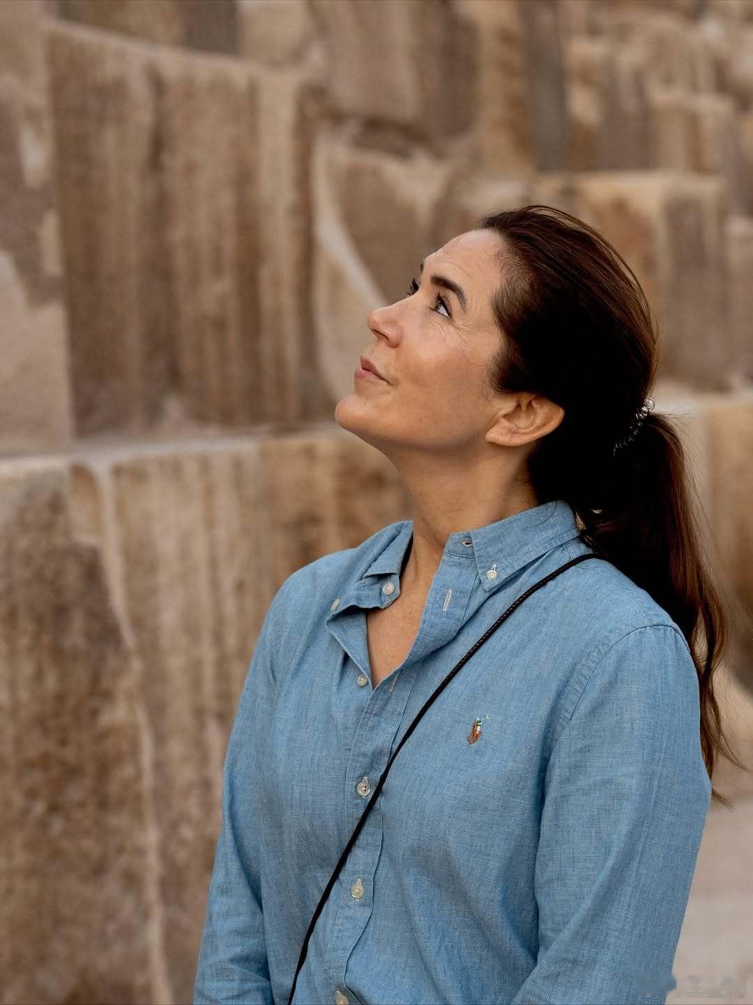 丹麦王室🇩🇰11月2日，当地时间早上6点，玛丽王后参观吉萨金字塔建筑群。还