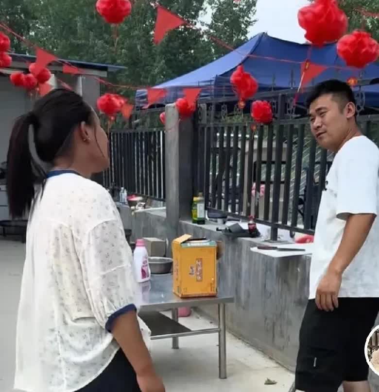 二婚阿杜对谁都抠！今天终于看到阿杜干活了，在花生地里除草。李佳过来告诉他，丈