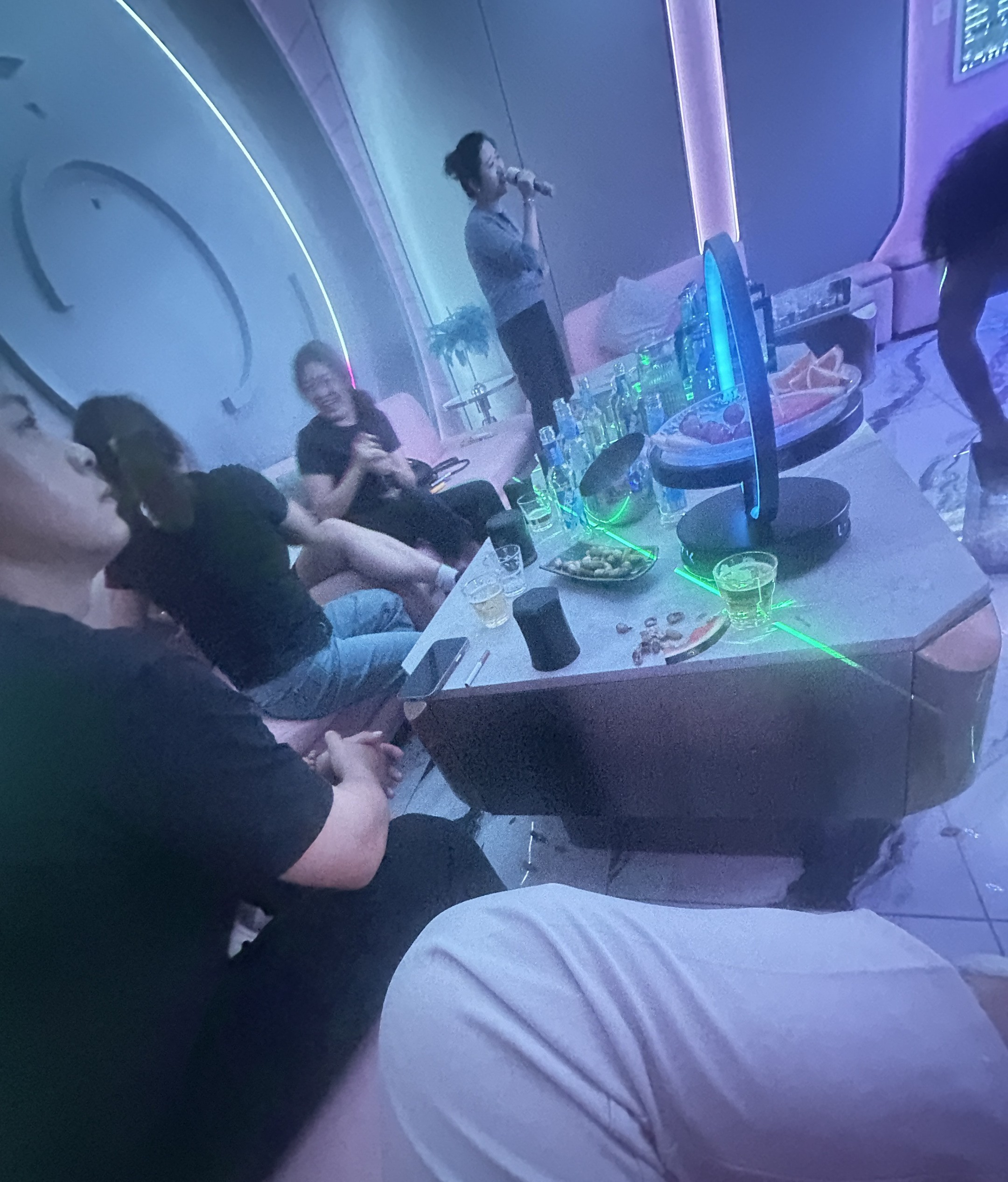 四个美女，两个男士，这局怎么解
