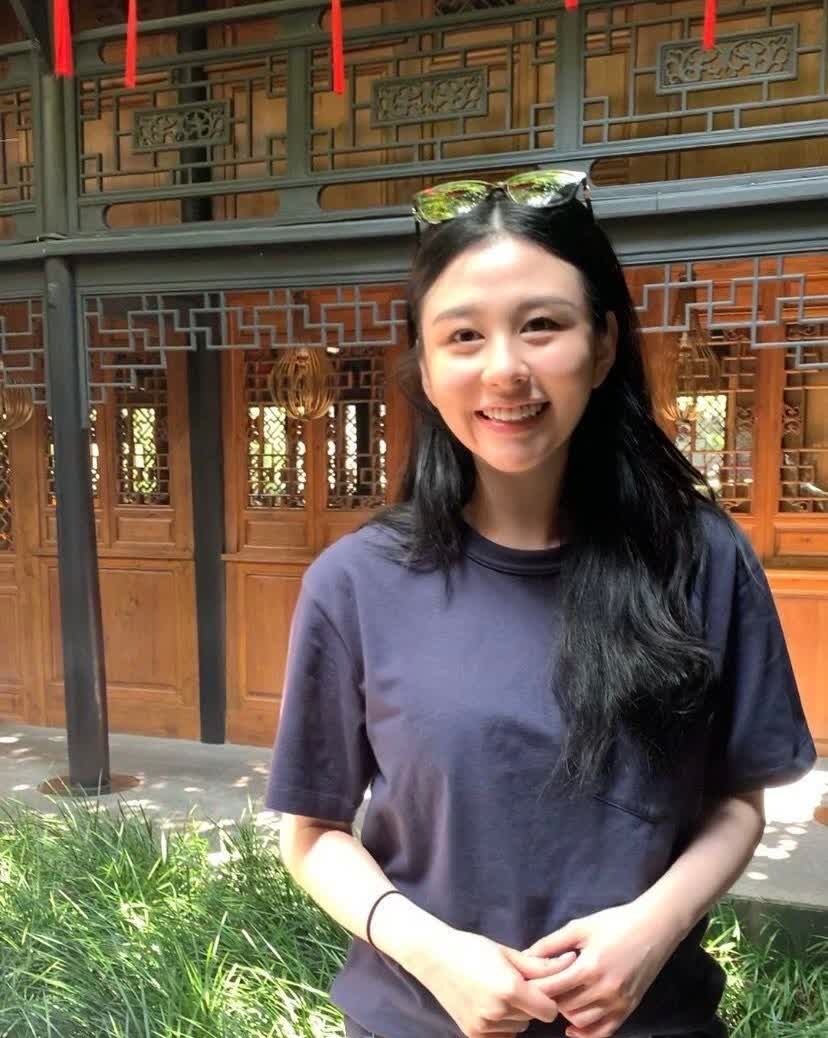 网友偶遇邱淑贞女儿沈月