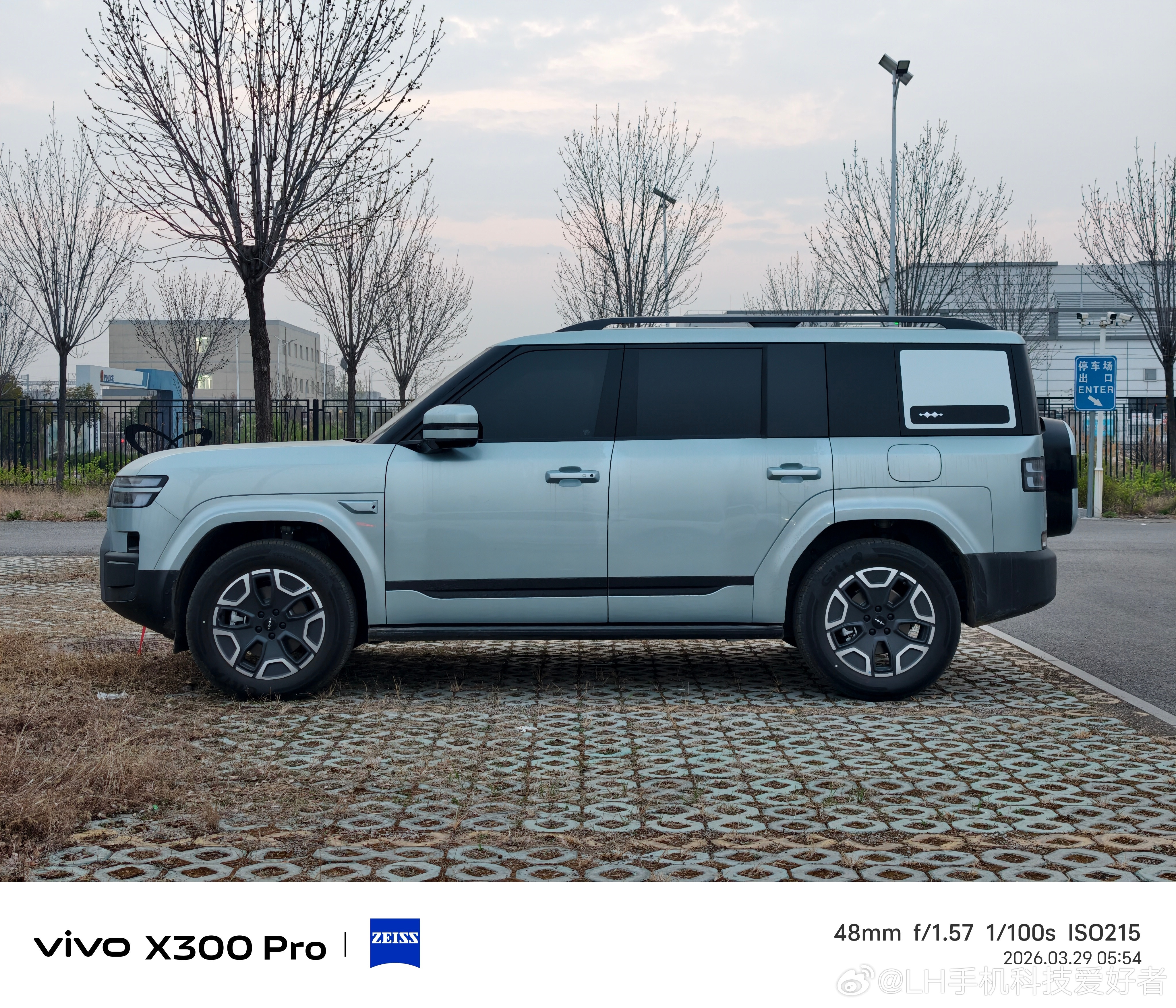 方程豹钛7的能见度越来越高了，看得我直流口水，而且很多人选择了我最喜欢的一个配色