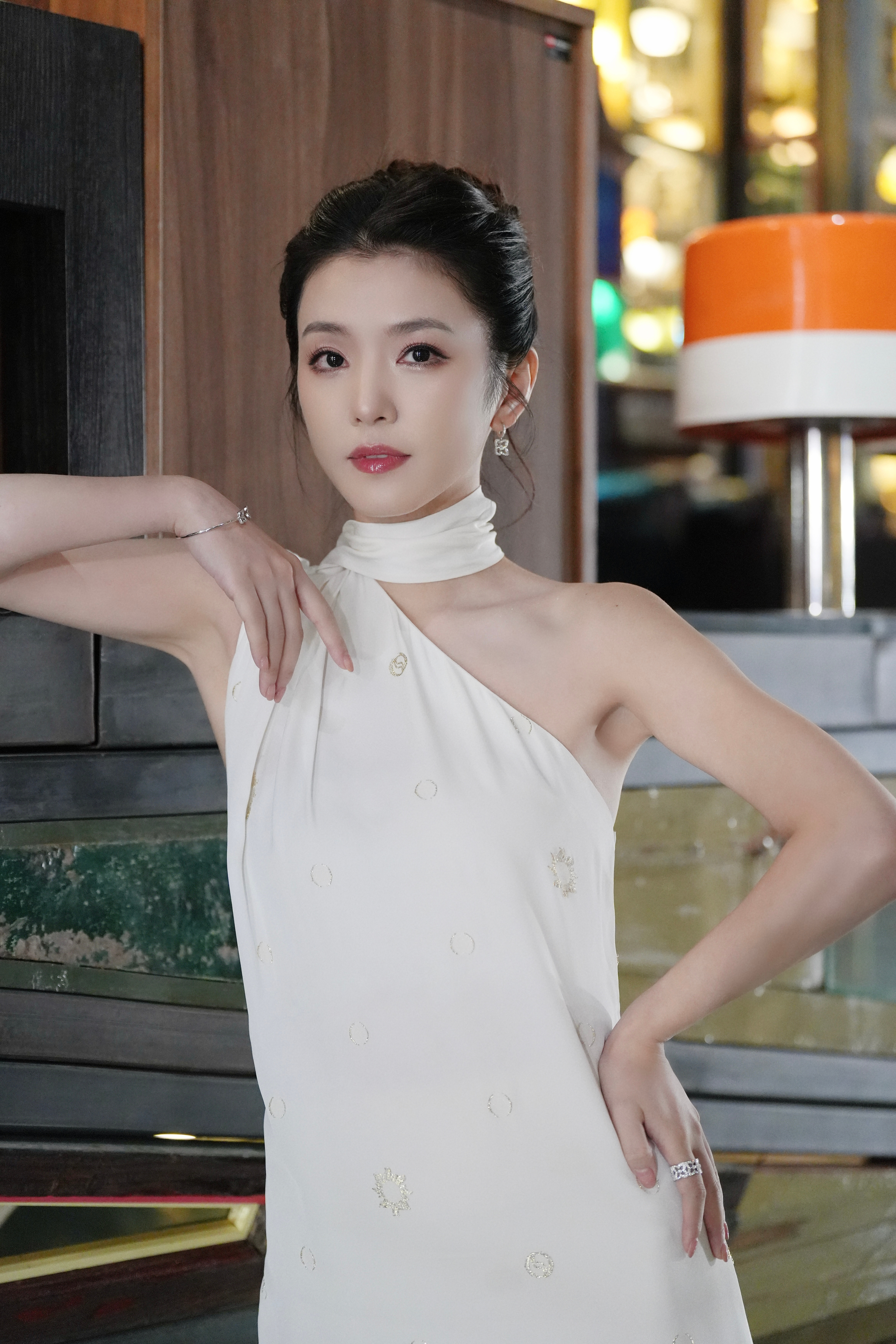 李云霄出席时代风尚文艺晚会造型图集，身着StellaMcCartney挂脖单肩