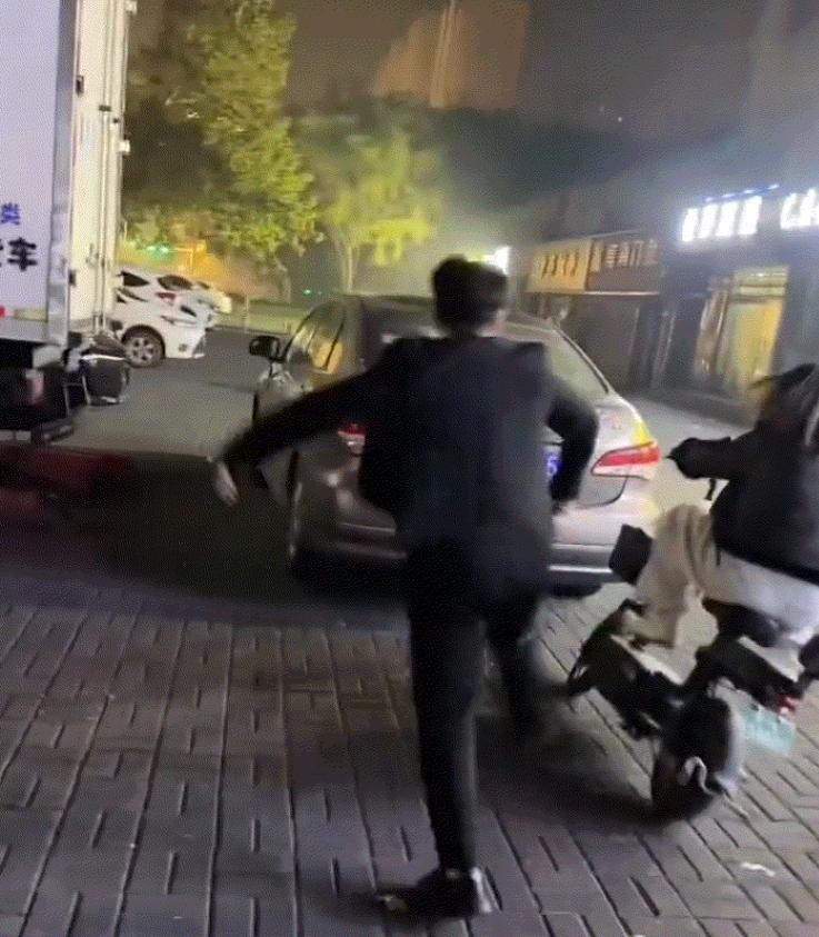 河北邢台，女子骑电动车练手，眼看要撞上前方汽车。陪她练车的人没有拉车没有喊停，而