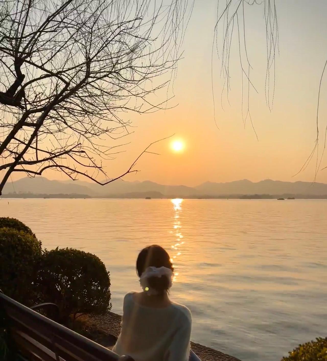 弟媳曾给我妈妈买过一个金手镯。但如今妈妈已去世了，弟媳想把这手镯去金店换新的。要