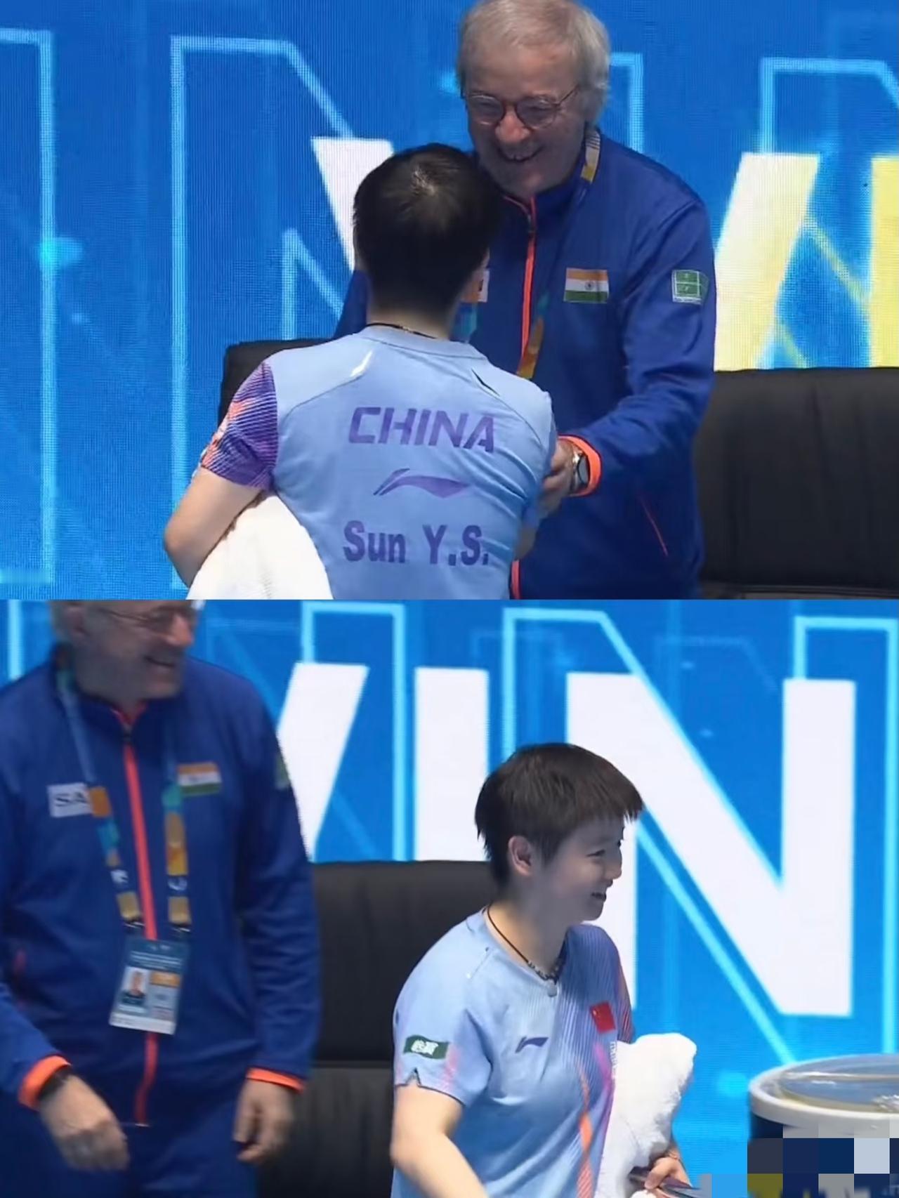 这个印度老爷爷教练太喜欢莎莎了!莎莎小跑到印度教练旁边笑哈哈的拍手，教练还赞许