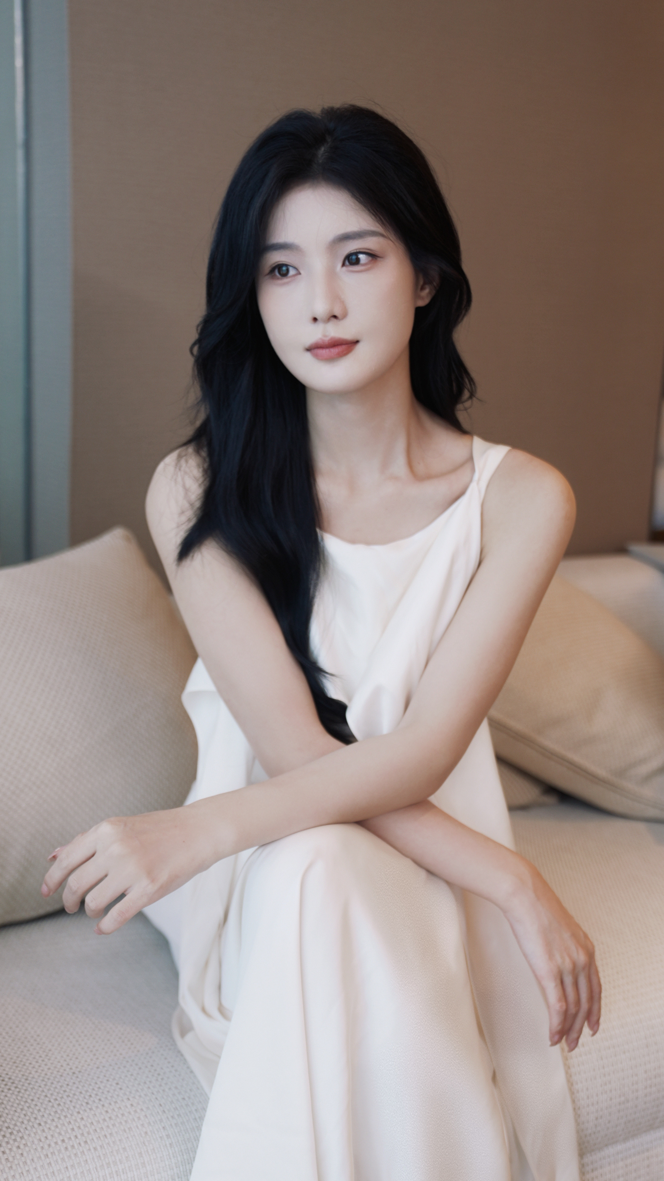 陈意涵一袭奶白纱裙，温柔又清冷。发丝缱绻间，自带氛围感。举手投足间，满是优雅与