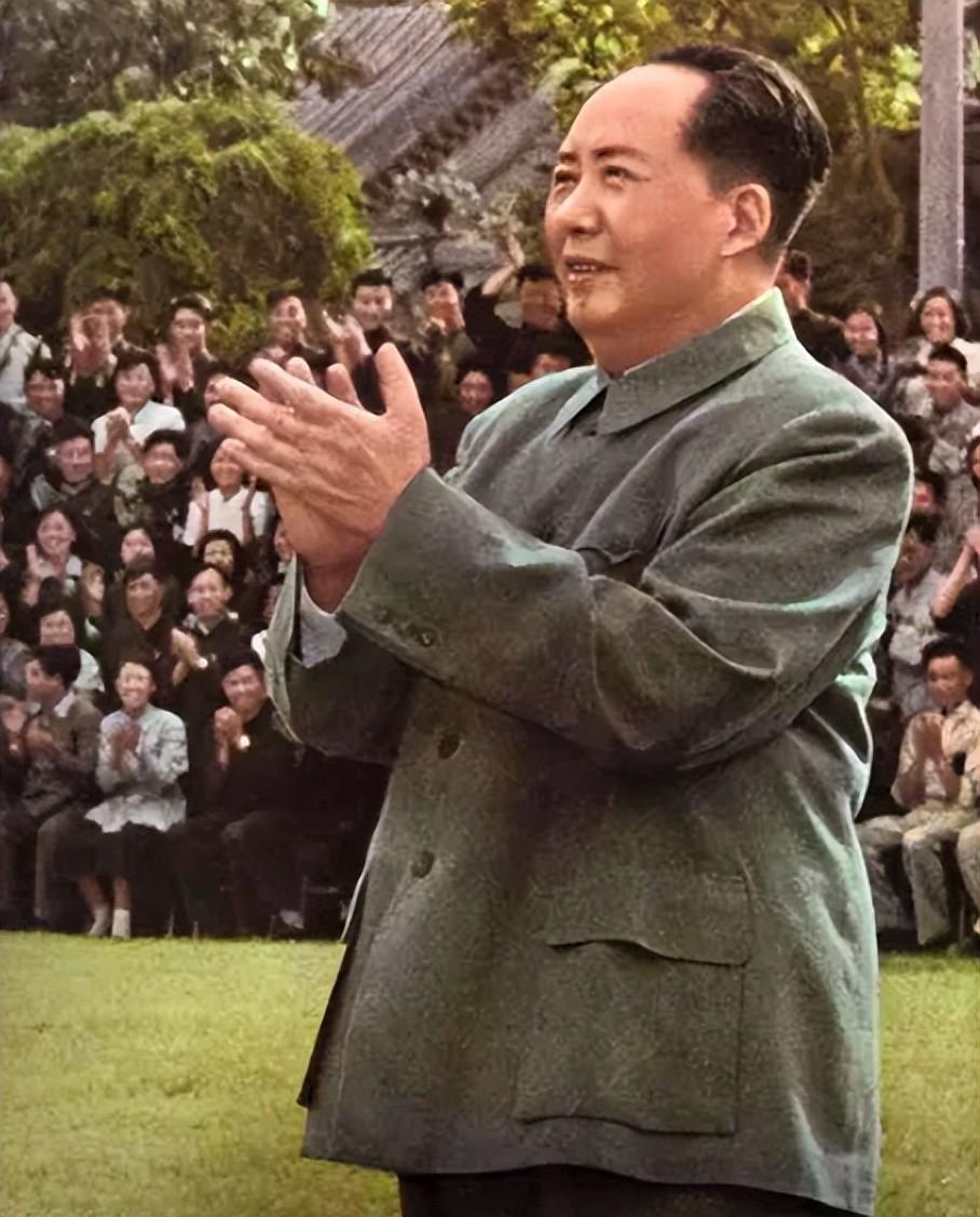 毛主席曾送章士钊2只鸡5斤桃李，李银桥疑惑，主席：行老明白即可【1950年1