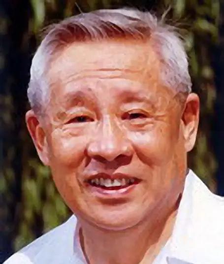 1951年深夜，一通电话把廖承志从办公桌边惊醒，他正昏头昏脑地打着盹，电话响了，