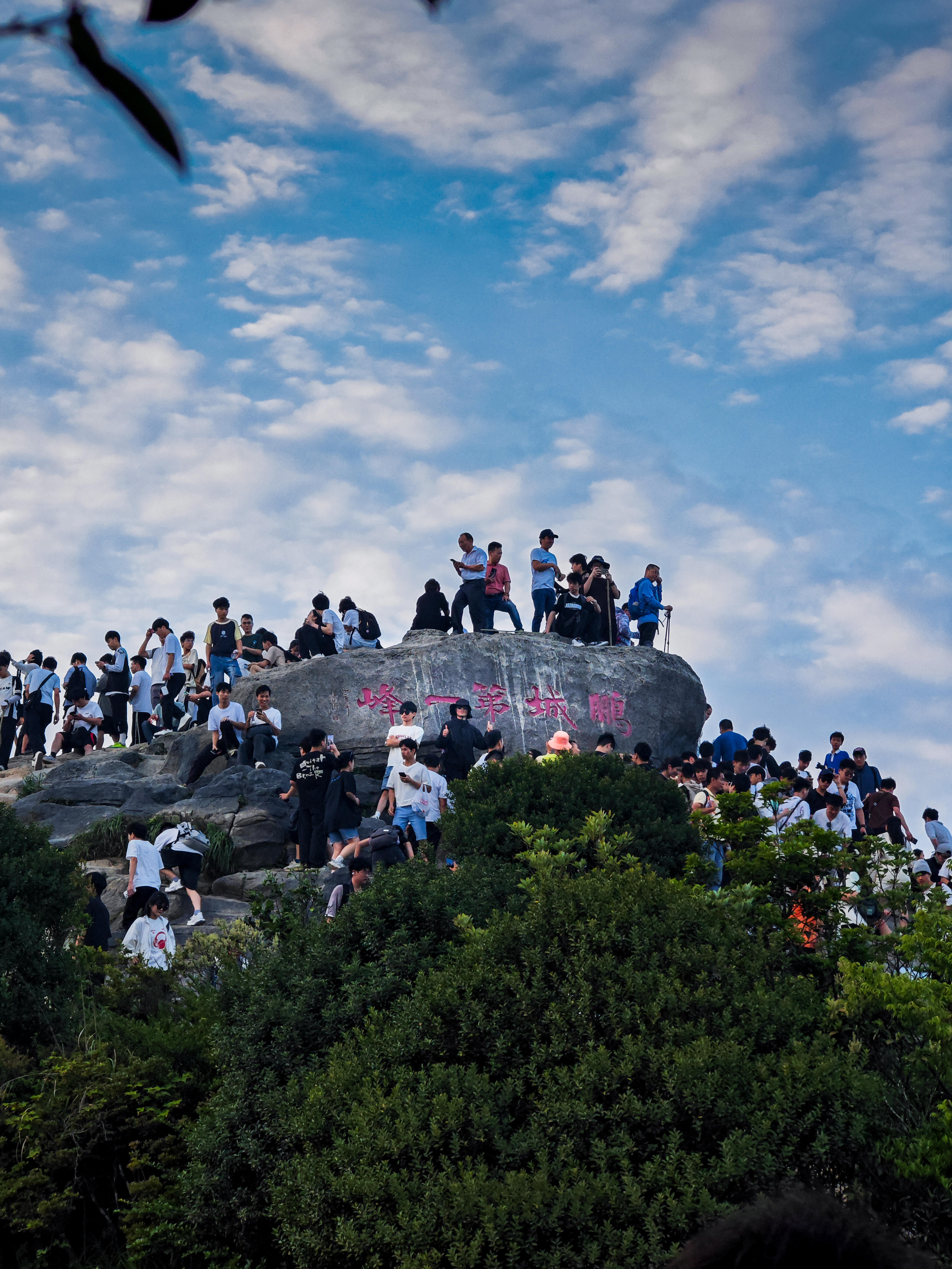 五一打卡深圳梧桐山，这人山人海的架势，简直像极了武侠小说里各路豪杰齐聚攻打光明顶
