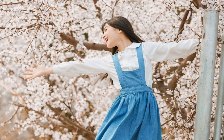坏男人撩女人的时候，最会伪装自己的身份，包装成女人理想中的完美对象，从而降低她们