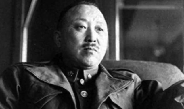 1950年，卫立煌在香港闲逛。冷不丁，身后有人喊：“这不是卫立煌吗？”卫立煌心里
