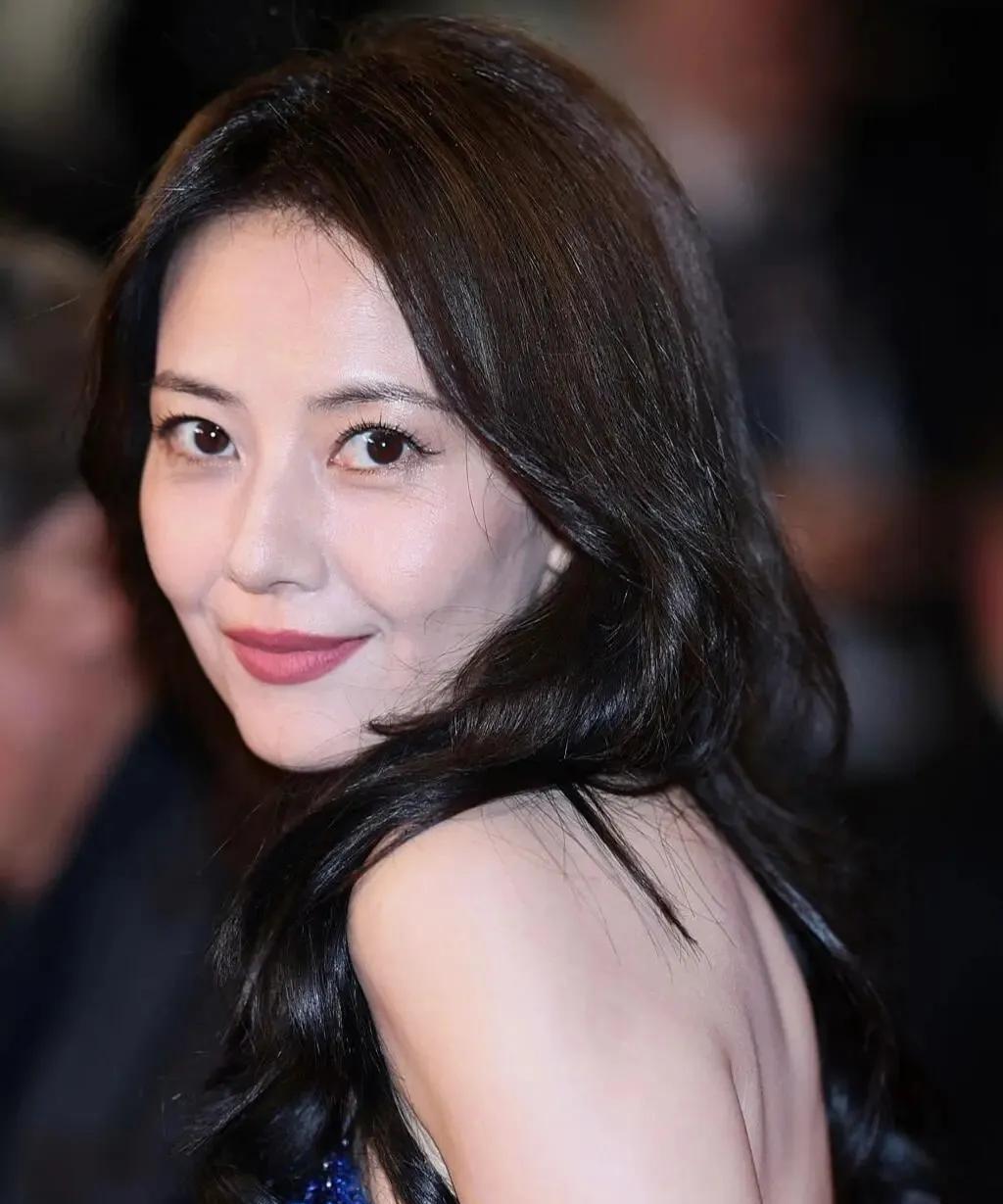 高圆圆不愧是国民女神，大众情人，连皱纹都是美的，知性成熟的魅力。#高圆圆#
