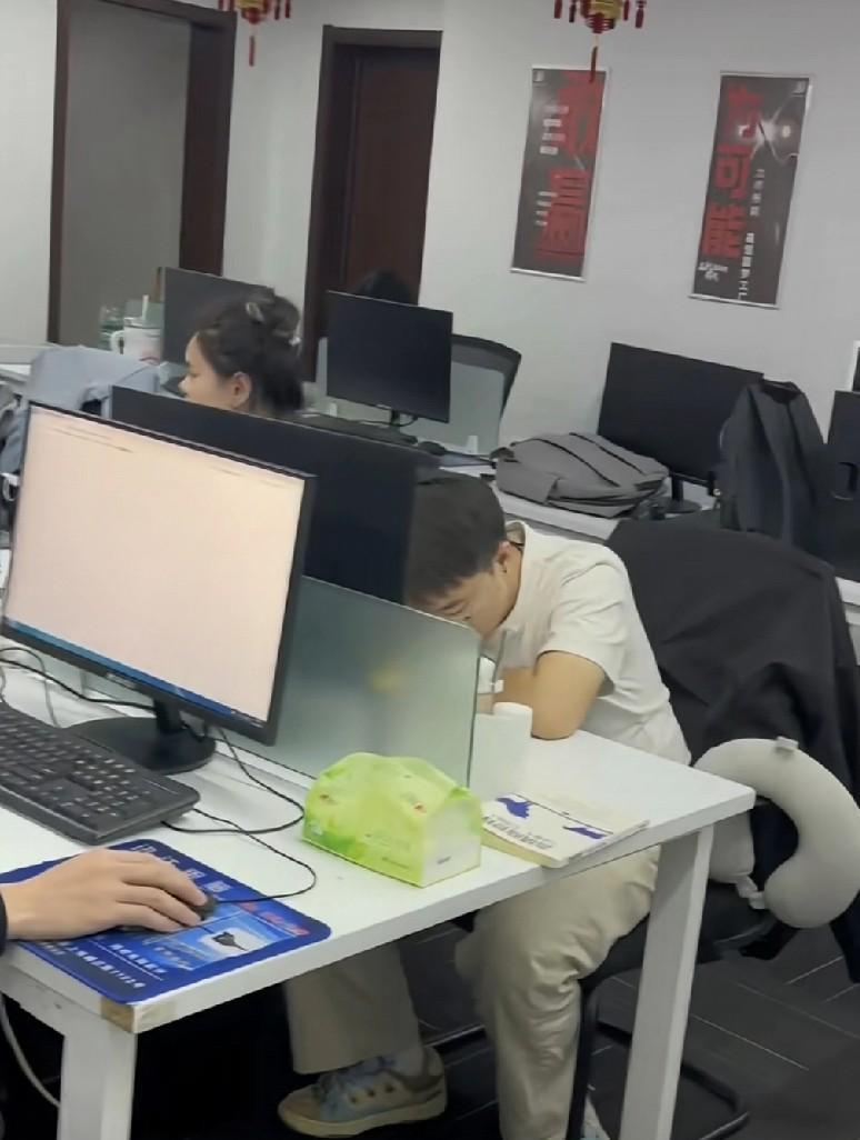 人到中年，烂工作和失业哪个会更让人痛苦？网上看到很多人在吐槽自己的工作烂：工资低