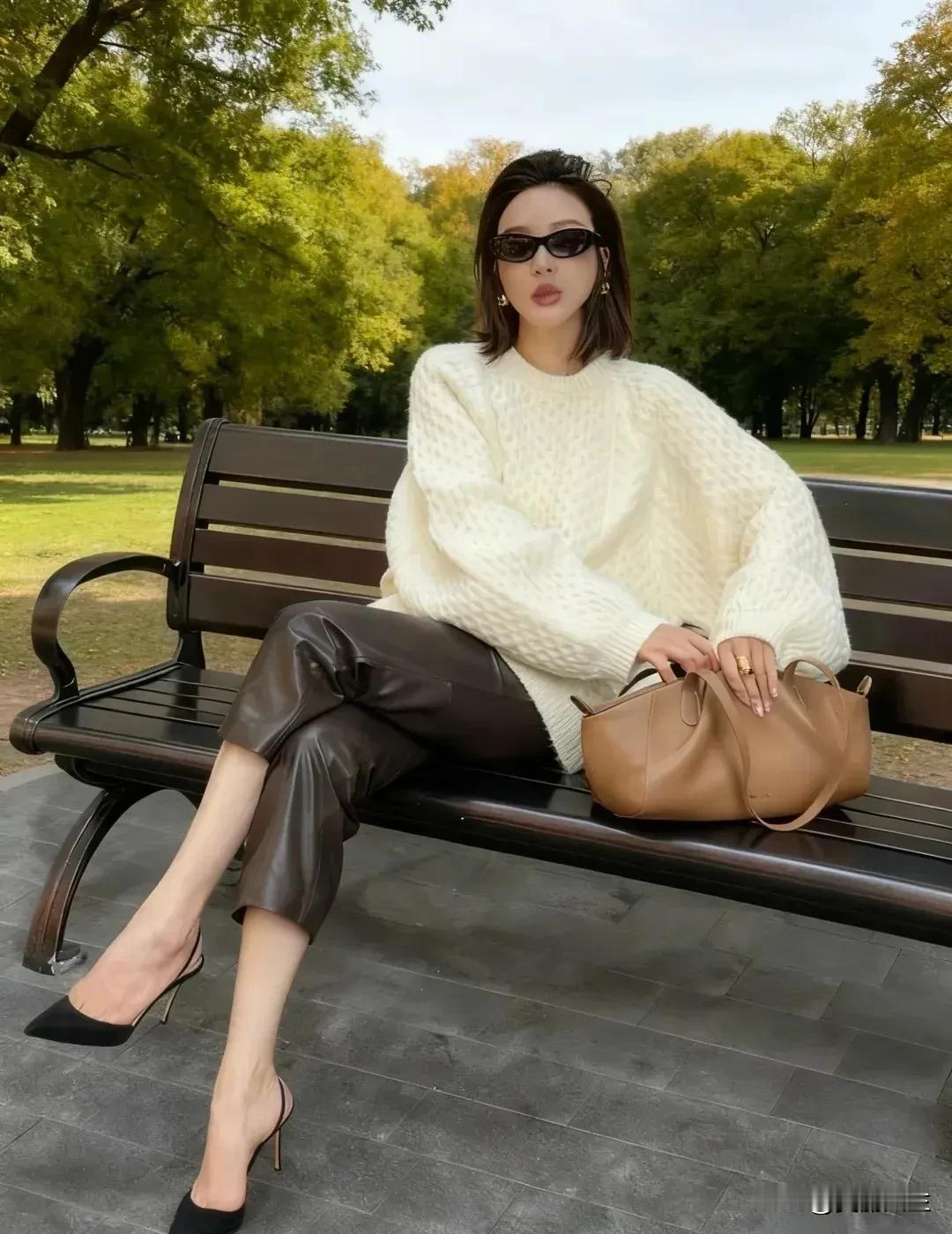 层林尽染，秀水碧透，景色宜人，赏秋邂逅。