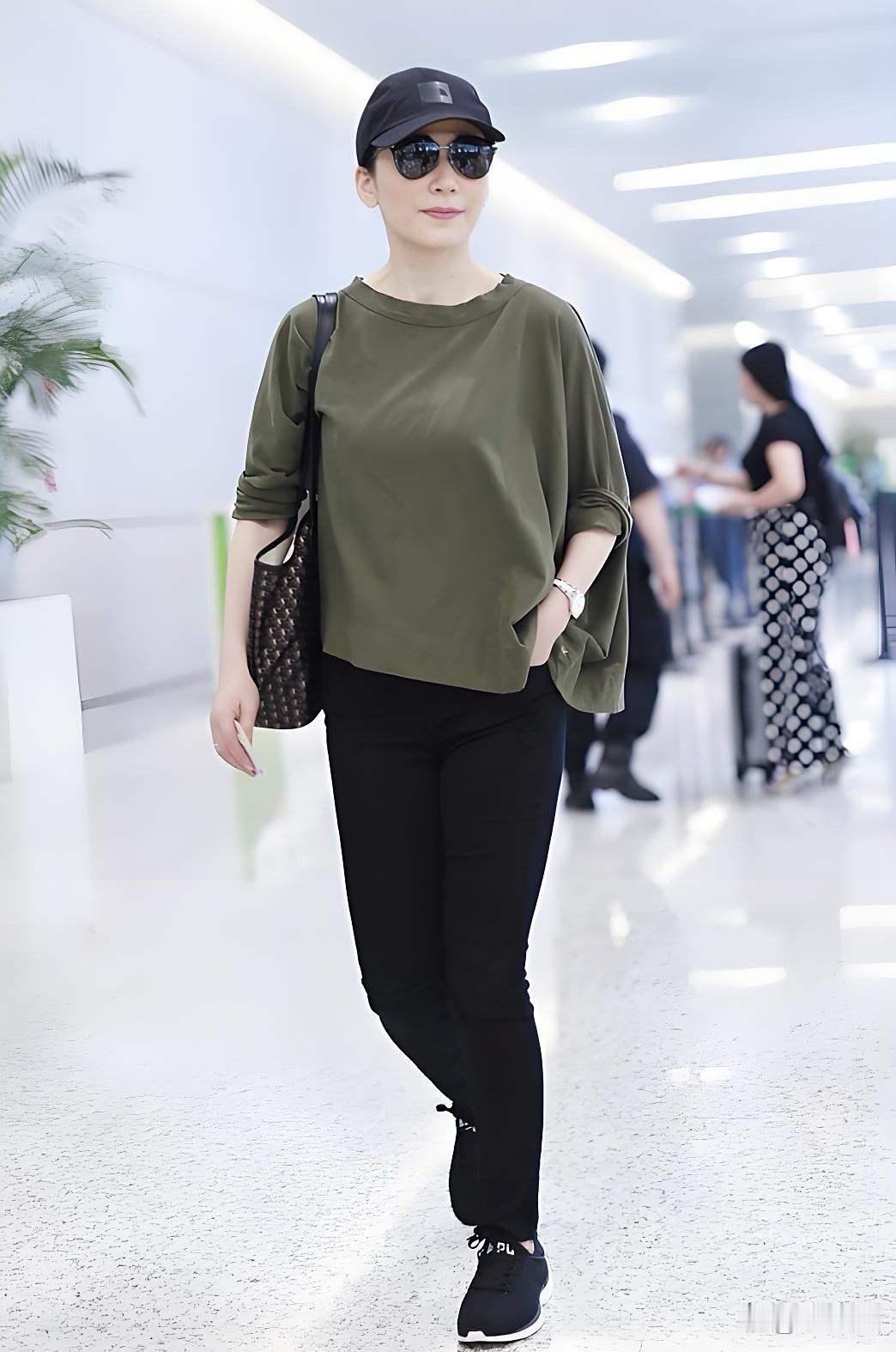 俞飞鸿太懂大妈穿搭了！军绿T恤配小黑裤，休闲舒服还时髦。​​​