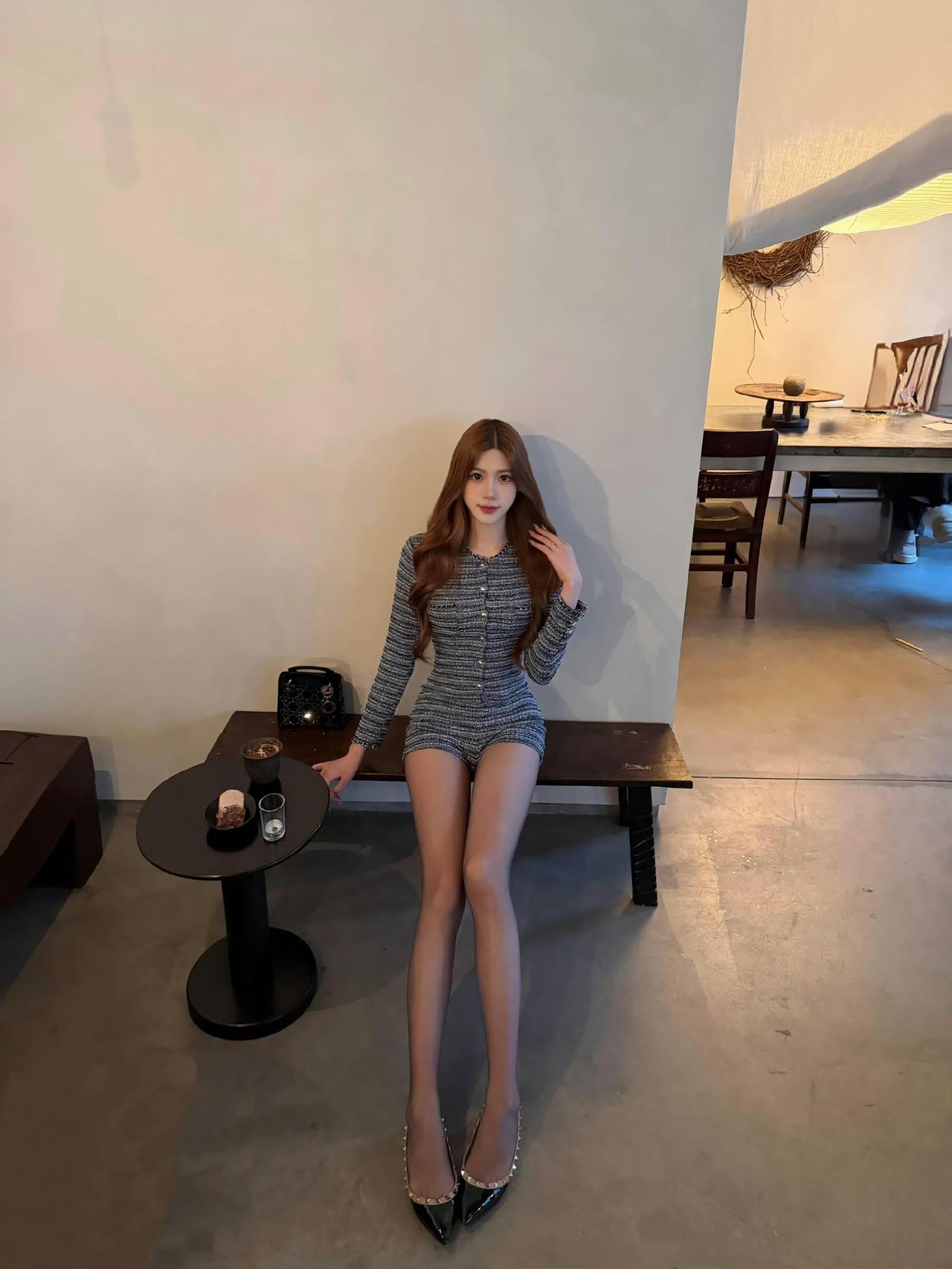 灰调粗花呢连体装：小香风的编织纹理自带高级感，修身版型显曲线，浅肤色袜+闪钻高跟