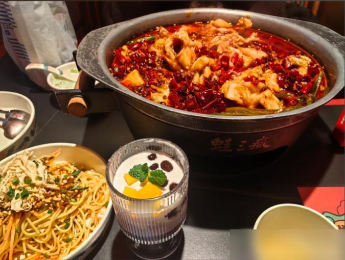 今年咋回事？各种入口的食品，接连塌房。前阵子我还隔三差五带家人去吃牛蛙锅，总