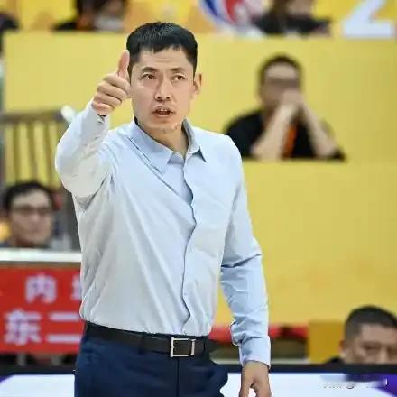 北控完了，张庆鹏必须下课了。很显然他已经失去了对队伍的掌控，球队发挥极其不正常，