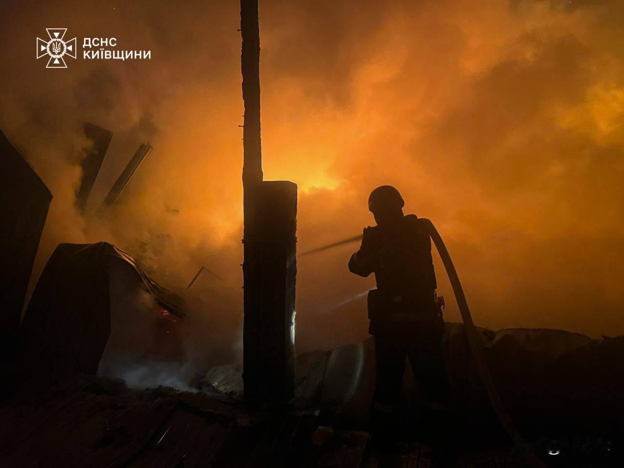 【泽连斯基：俄罗斯已卑劣到在圣尼古拉斯节当天向和平城市发射导弹】12月6日，