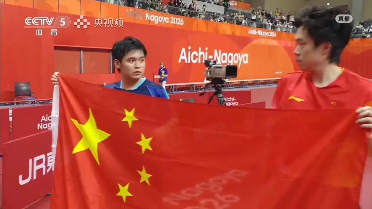 男单夺冠这个镜头看完，心里莫名有点发酸。林诗栋拿到国旗没有一个人独自举旗拍照